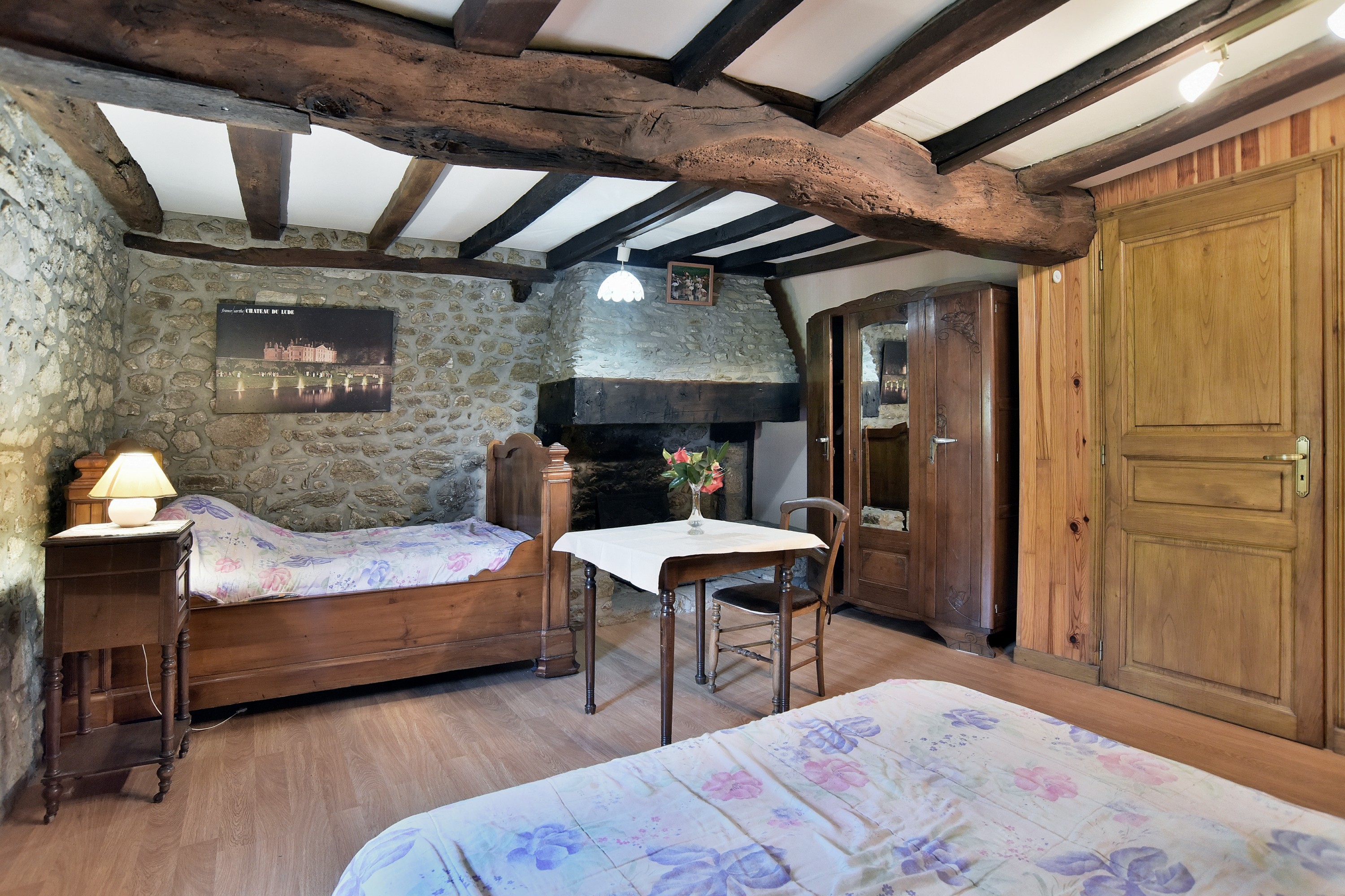 Chambre 1 : pour 3 personnes (1 lit 140cm x 190 cm et 1 lit 120 x 190 cm) avec salle d'eau communicante et WC.