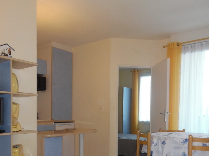 aperçu de la chambre et de la cuisine