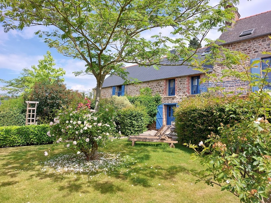 Façade et jardin gîte Saladelle