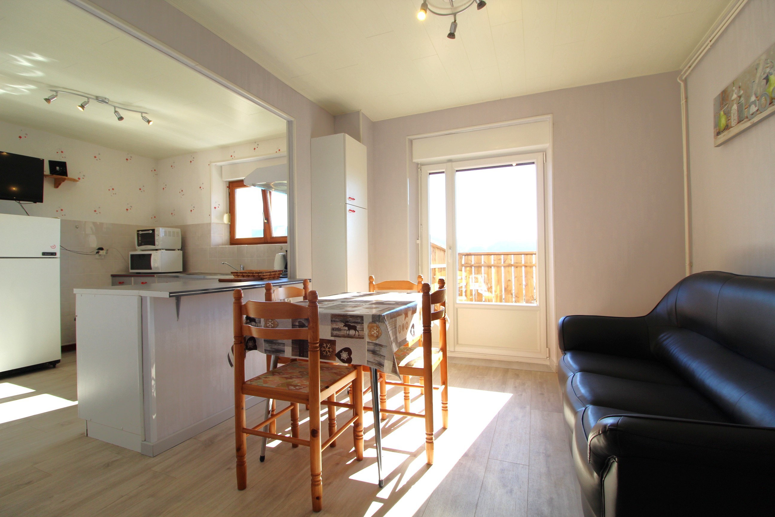 Kitchen opening onto living room - Apartment Gérardmer, 1st floor