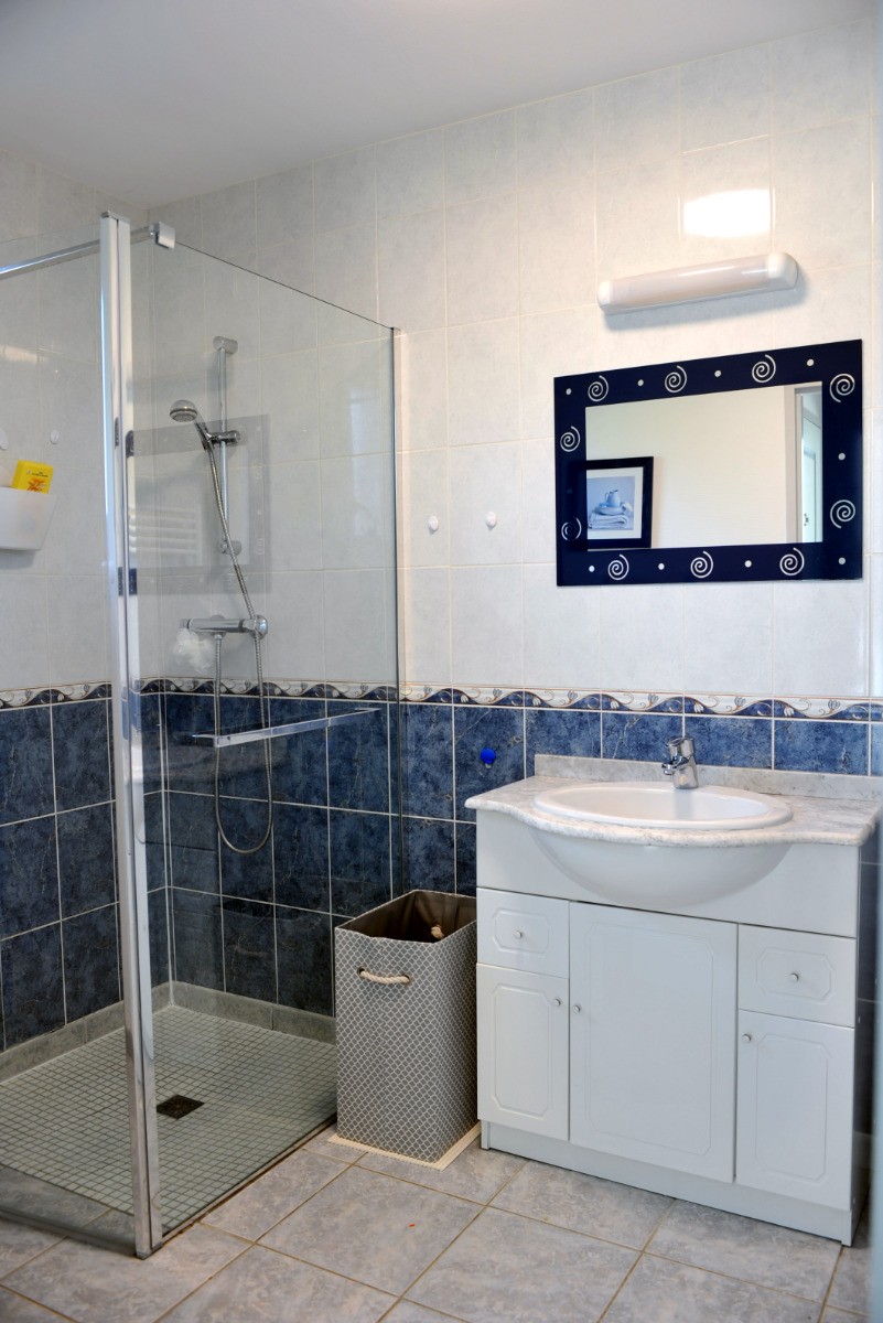 La salle de bain avec douche à l'italienne