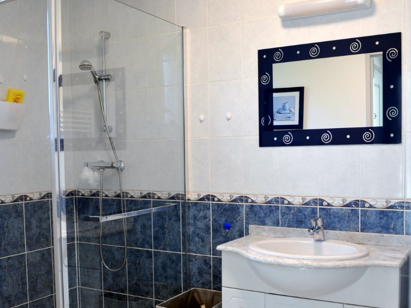 La salle de bain avec douche à l'italienne