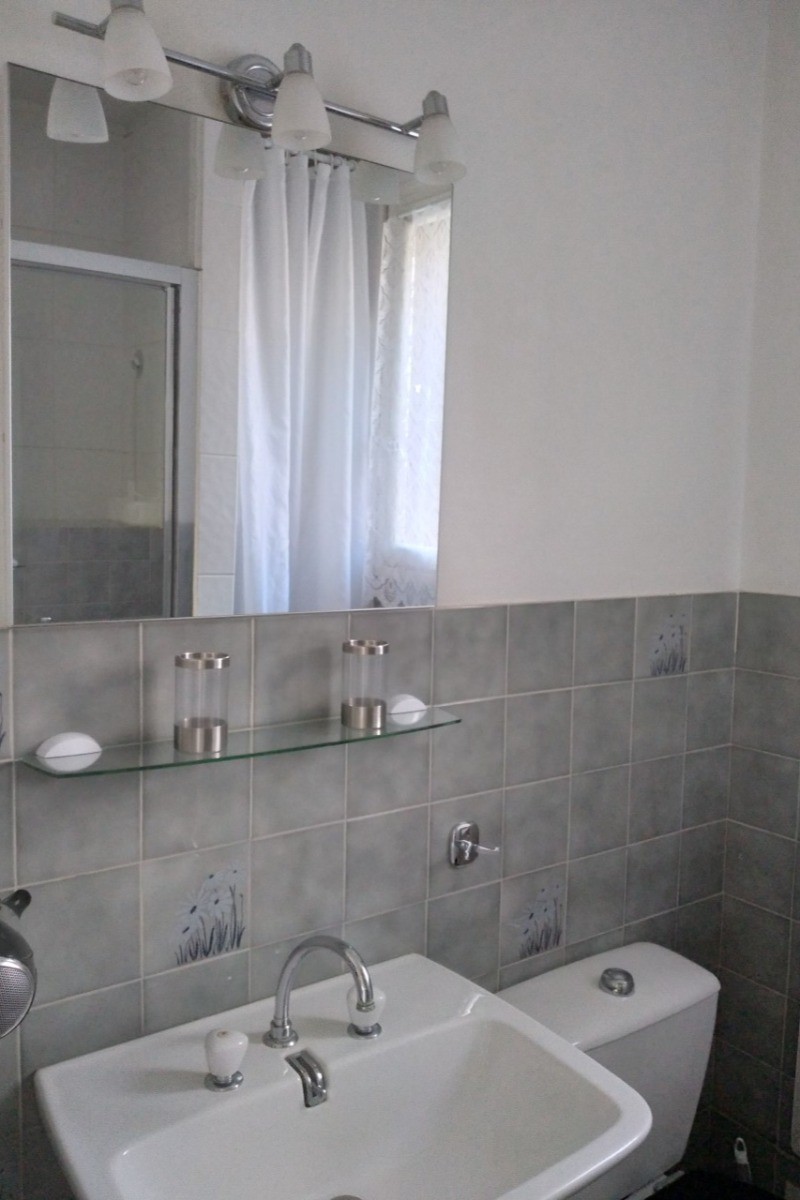 Salle d'eau indépendante au niveau 0 avec douche et WC.