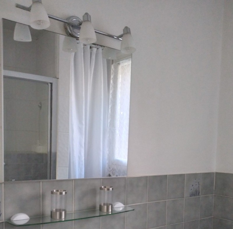 Salle d'eau indépendante au niveau 0 avec douche et WC.