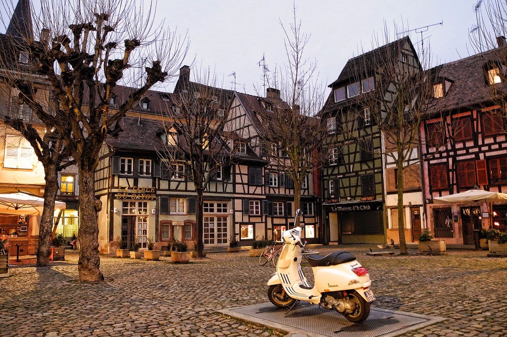 Charmante place du marché Gayot à 100m (avec ses belles terrasses en été)