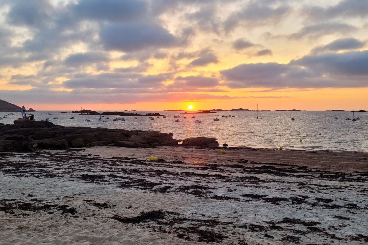 Location, 4/6 personnes à TREBEURDEN à 5 minutes PLAGE - 10 minutes PERROS-GUIREC - COTES D'ARMOR - BRETAGNE - Coucher de Soleil sur la plage de Porz Termen / Trébeurden