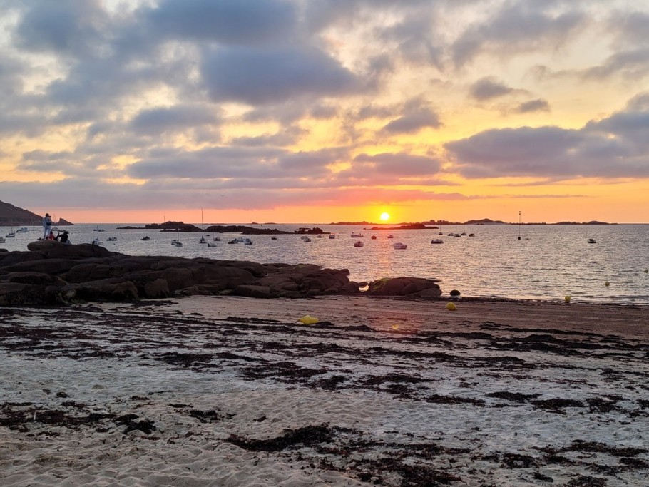 Location, 4/6 personnes à TREBEURDEN à 5 minutes PLAGE - 10 minutes PERROS-GUIREC - COTES D'ARMOR - BRETAGNE - Coucher de Soleil sur la plage de Porz Termen / Trébeurden
