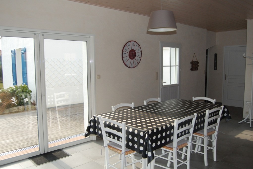 Séjour avec vue sur terrasse