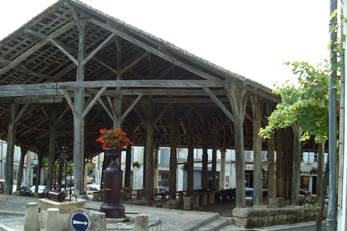 Les halles de Villebois-Lavalette