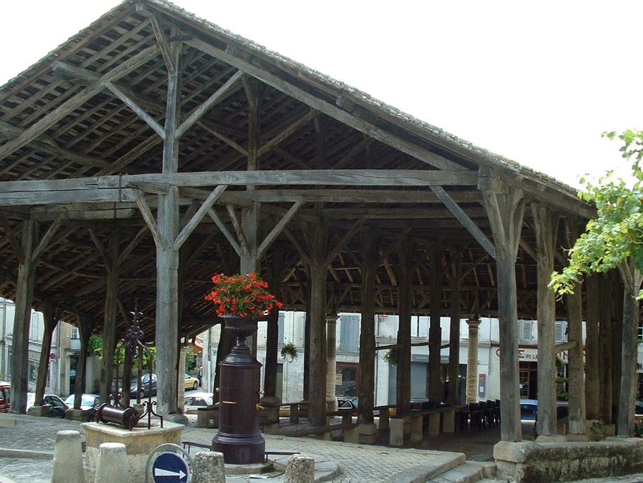 Les halles de Villebois-Lavalette