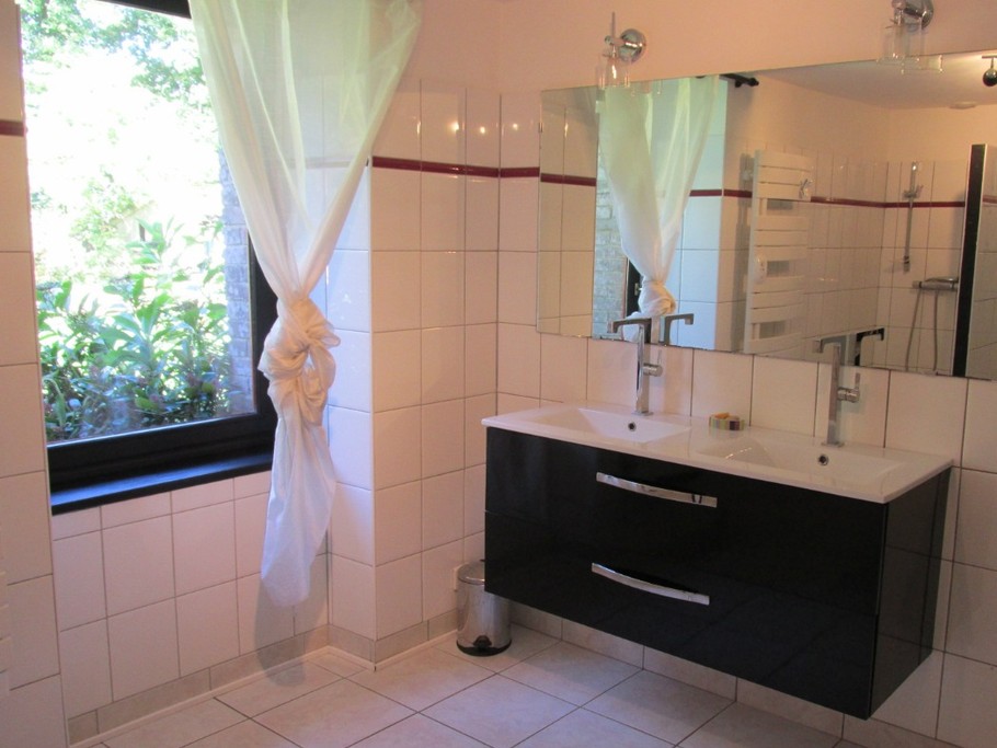 La grande salle de bains du RDC - Gïte "Ar Merglet" en Brocéliande près de Paimpont