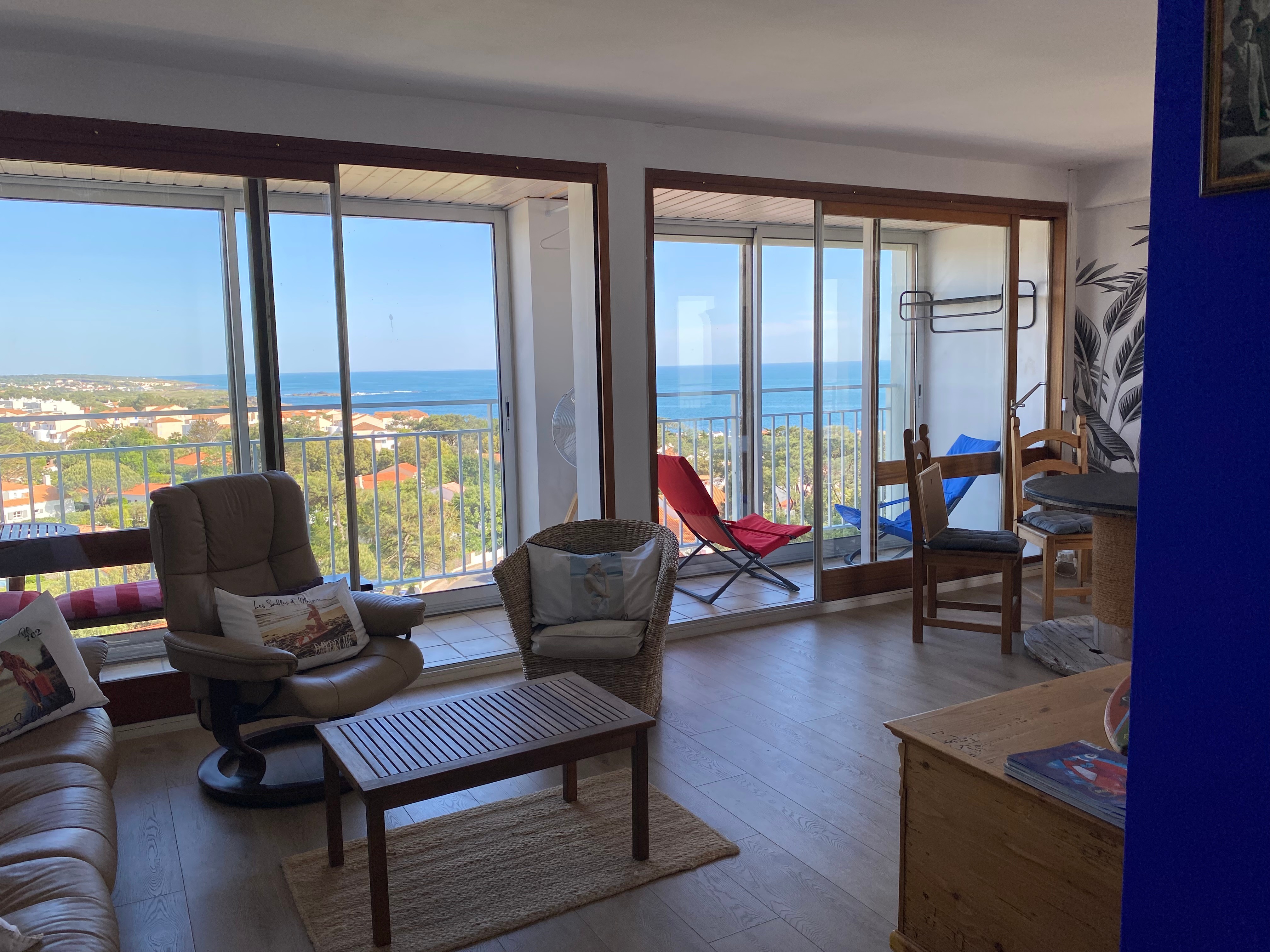 Pièce de vie avec vue mer