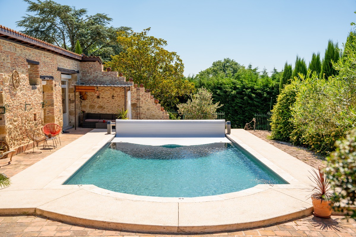 La piscine et sa tonnelle