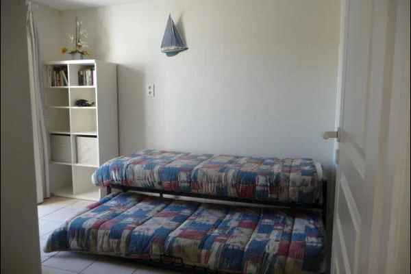 Chambre 2 (pièce mixte: entrée + chambre)