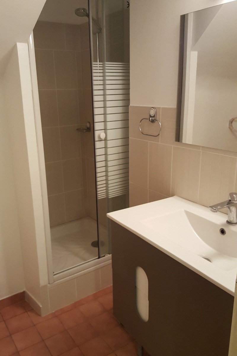 location Île MAudez dans l'ancien hotel Particulier de Marilou dans le coeur de Paimpol (Côtes d'Armor) - Clévacances, location centre ville de Paimpol, Puglisi, Maison de Marilou, île Maudez, la salle d'eau privative avec douche et WC