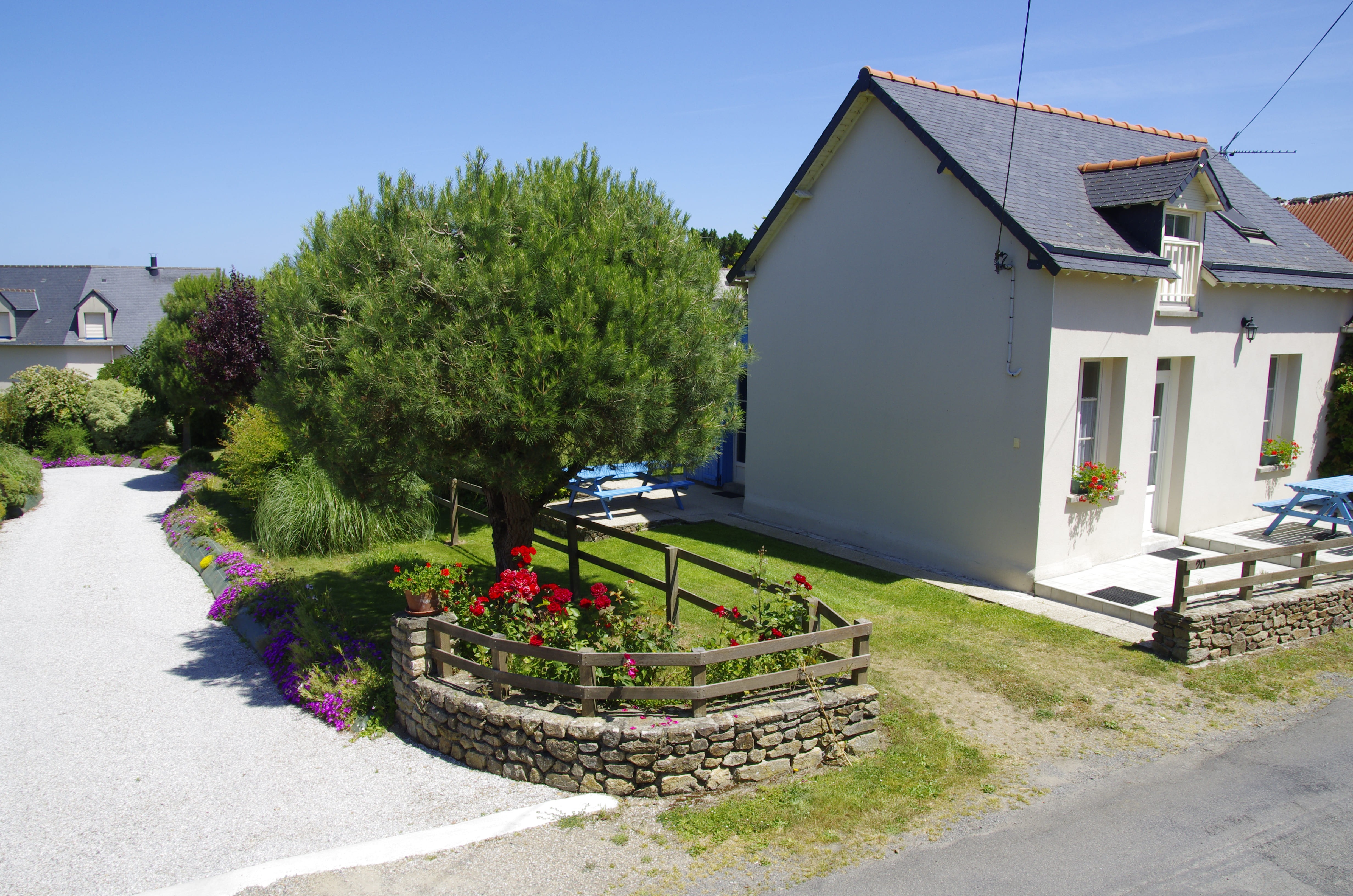 Avant / côté de la maison avec stationnement privatif