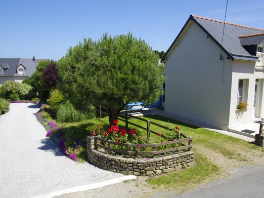 Avant / côté de la maison avec stationnement privatif