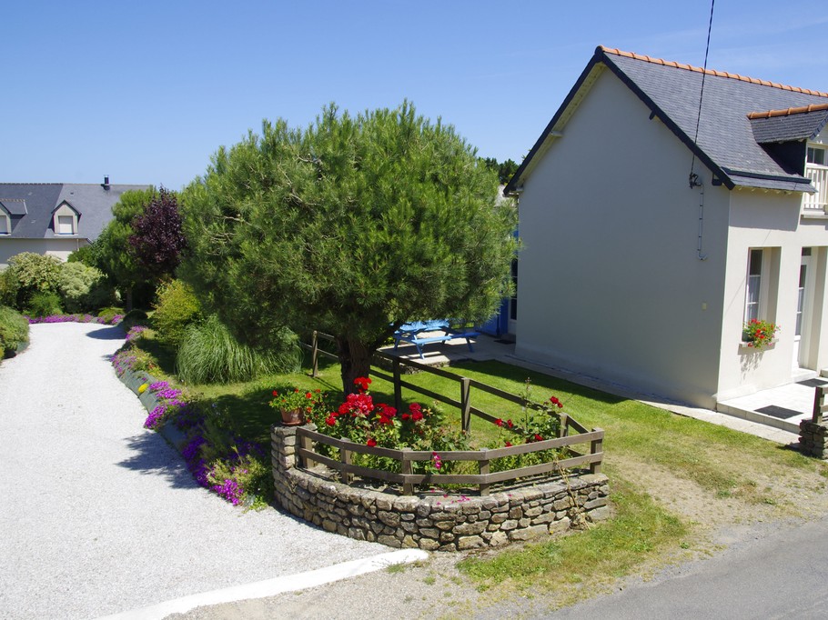 Avant / côté de la maison avec stationnement privatif