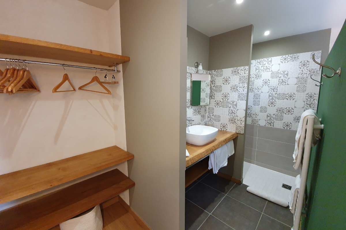 Chambre Côté jardin, salle d'eau indépendante, douche à l'italienne, dressing