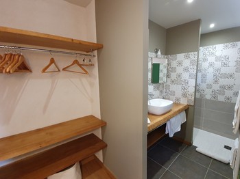 Chambre Côté jardin, salle d'eau indépendante, douche à l'italienne, dressing