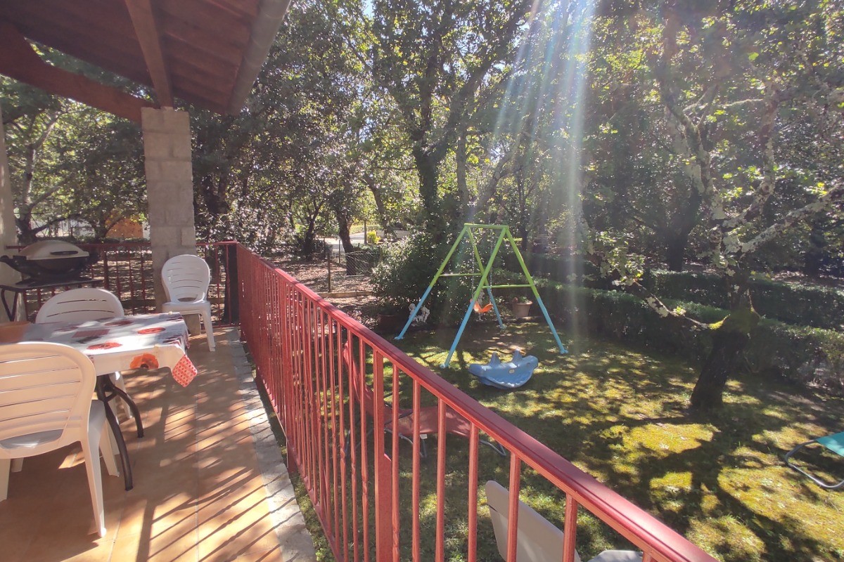 Gîte les clapas - la Maison Verte - Terrasse couverte et jardin