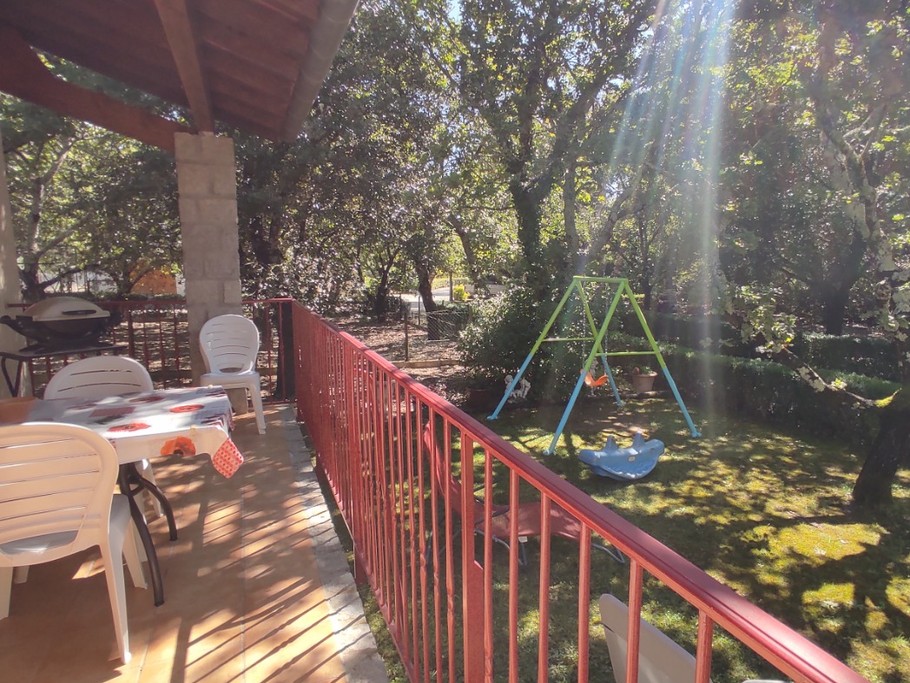 Gîte les clapas - la Maison Verte - Terrasse couverte et jardin