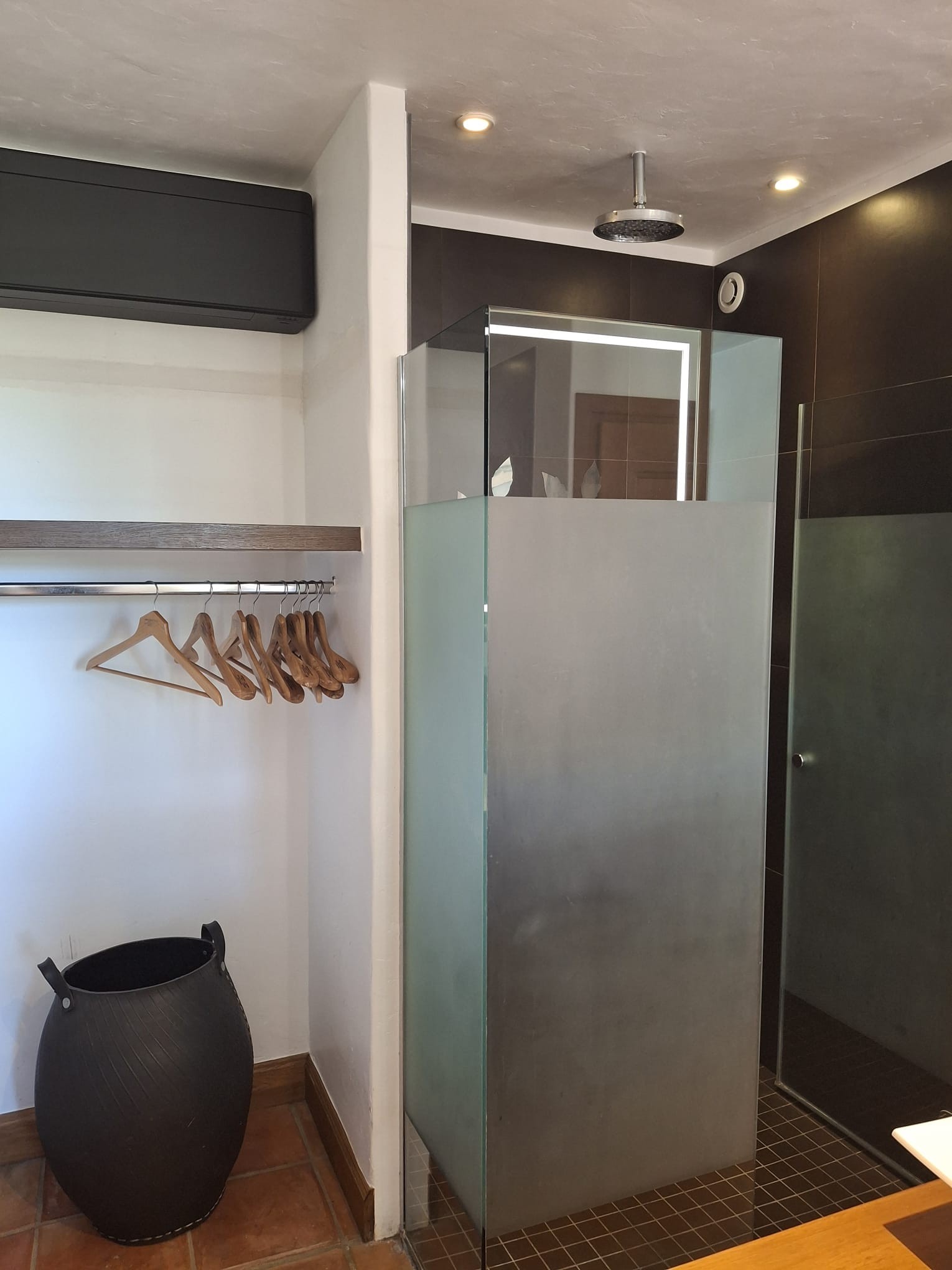 Villa Jacklou, douche et rangements