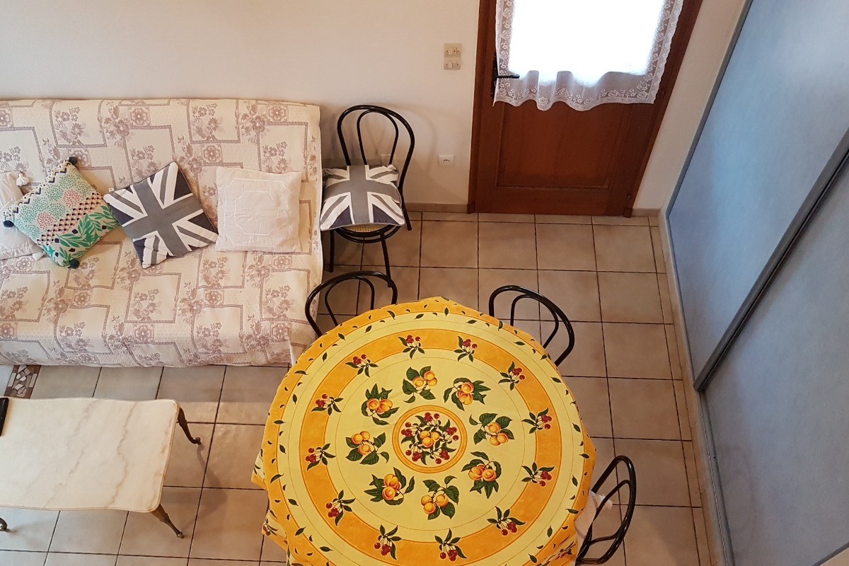 Pièce de vie avec coin séjour et coin salon. 
Crédits photo : Clévacances 35