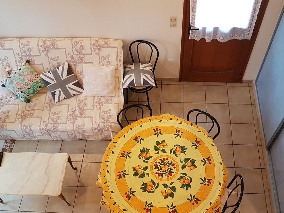 Pièce de vie avec coin séjour et coin salon. 
Crédits photo : Clévacances 35