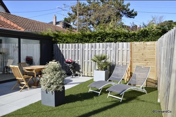 Terrasse ensoleillée et clôturée