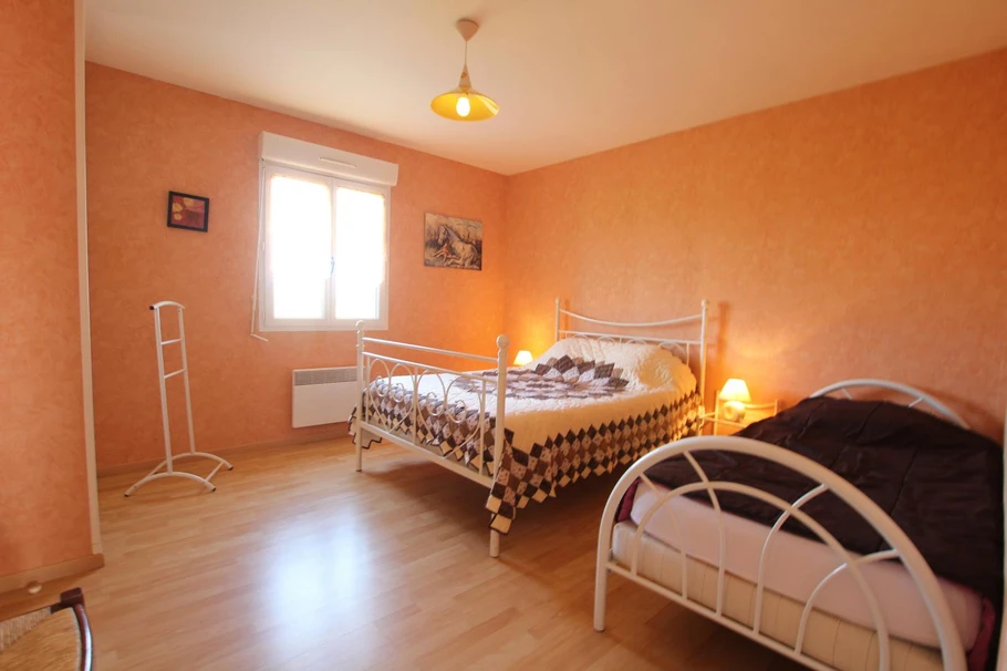 2ème  chambre 1 grand lit et un petit lit