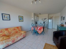 Living room with sitting area and a 140° BZ