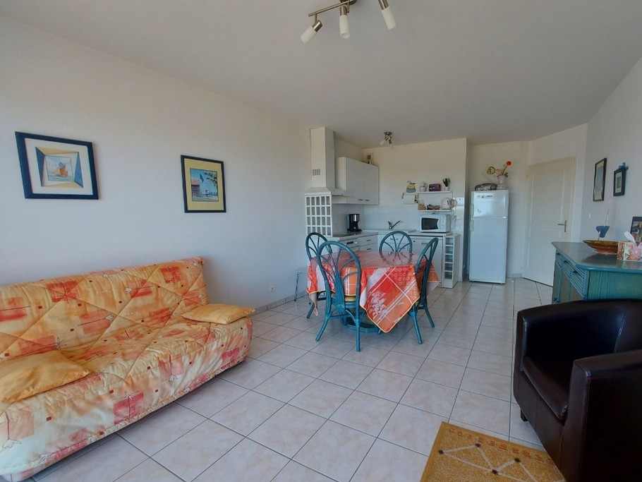 Living room with sitting area and a 140° BZ