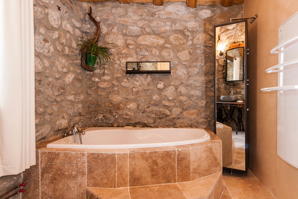 L'Hélice Ariégeoise salle de bain avec baignoire