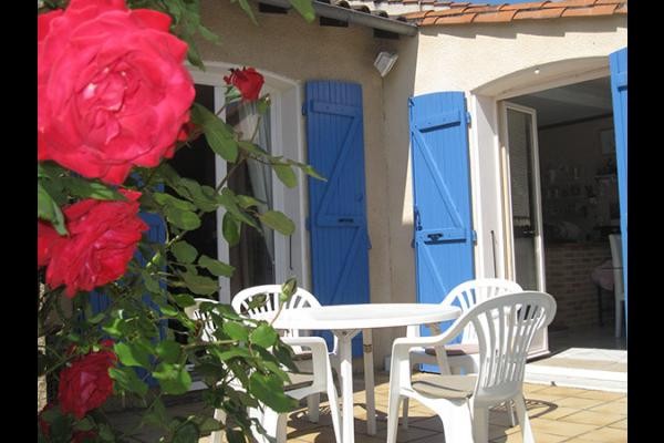 terrasse à l'angle de la salle à manger et de la cuisine   - Saint Juéry - Tarn