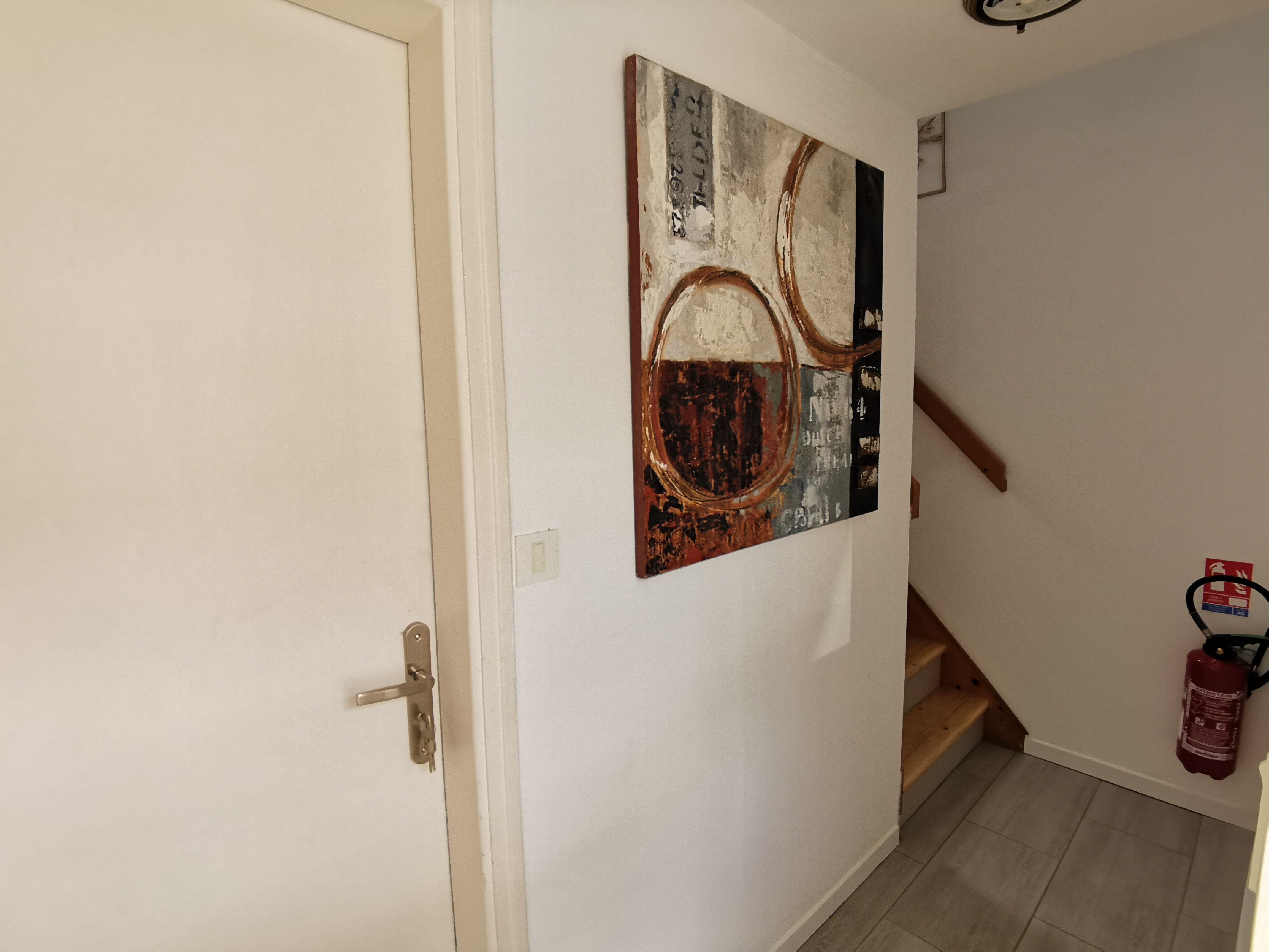 Hall d'entrée commun de la maison accès chambre RDC et étage