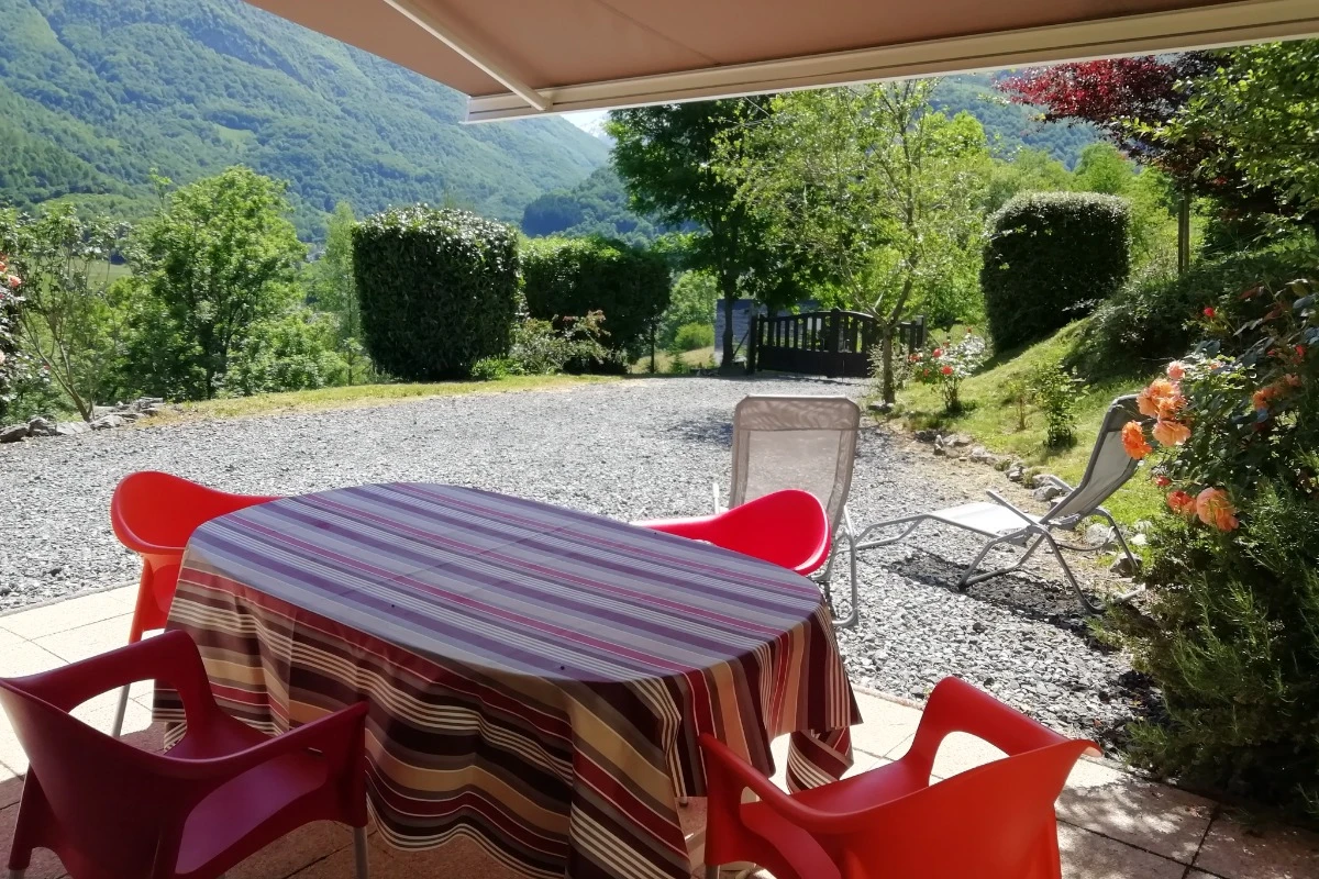 La terrasse sud-ouest abritée par un store.