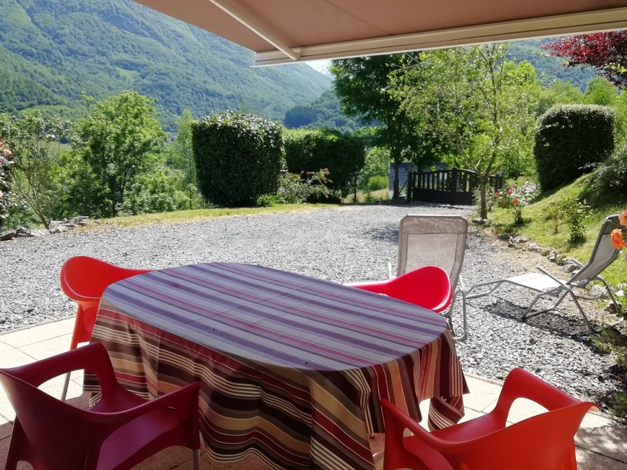 La terrasse sud-ouest abritée par un store.