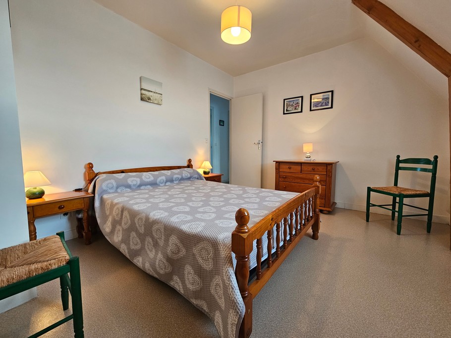 Chambre indépendante pour 2 personnes avec lit 140x190 cm, commode, armoire et chaises.