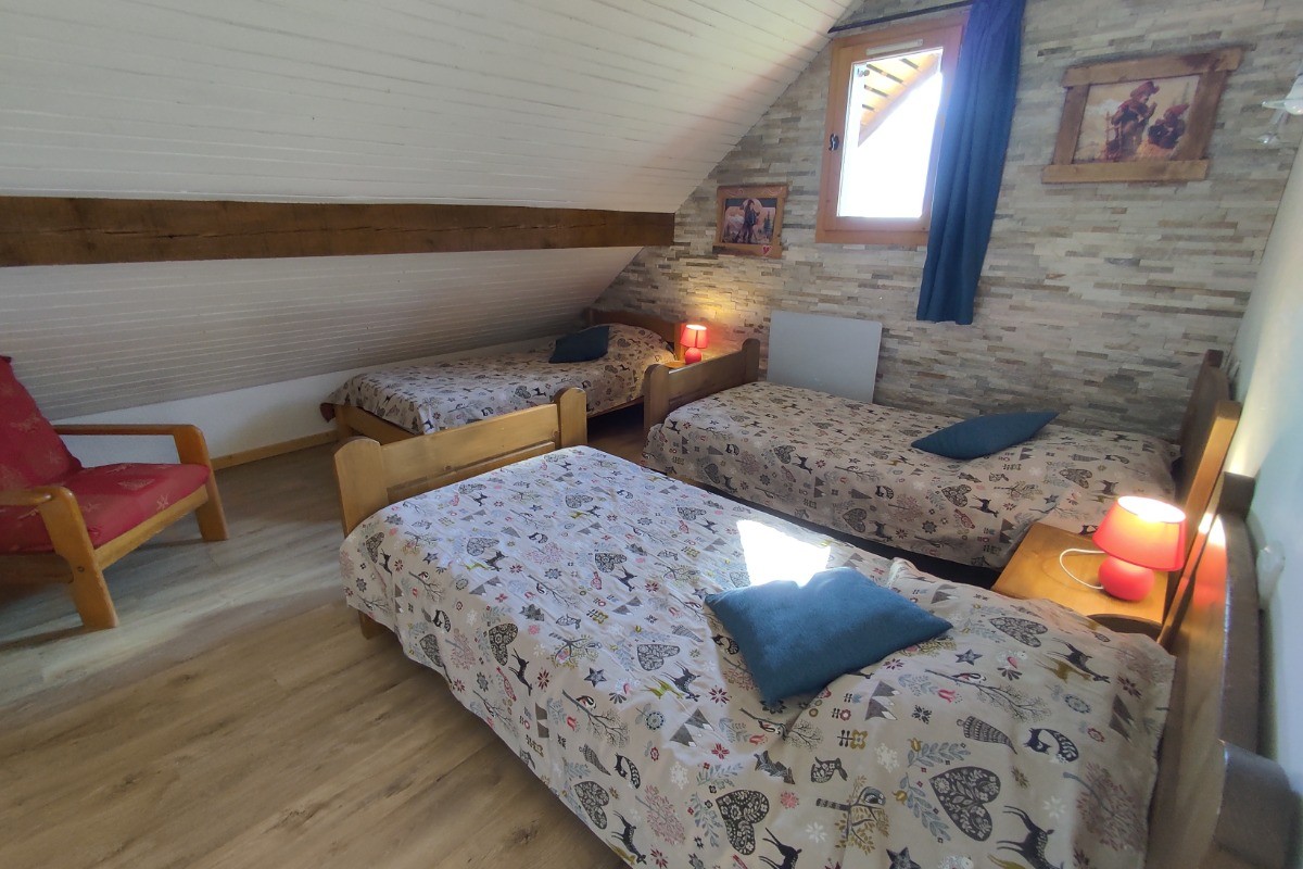 La chambre 2 avec 3 lits de 90