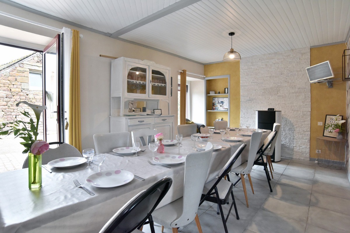 Pièce de vie Le Mélaïs tablée pour 15personnes
