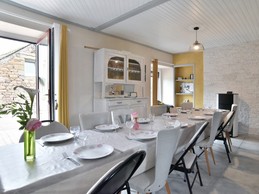 Pièce de vie Le Mélaïs tablée pour 15personnes