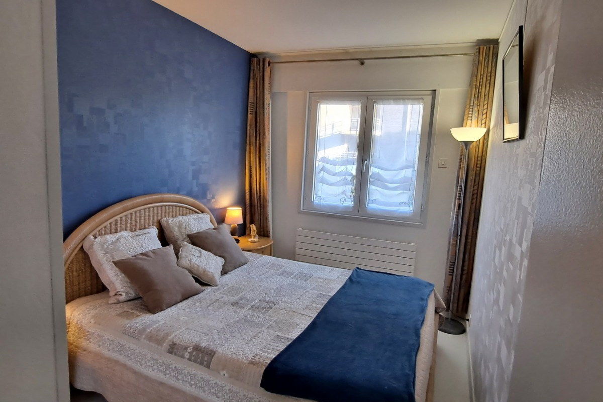 chambre avec un lit de 160