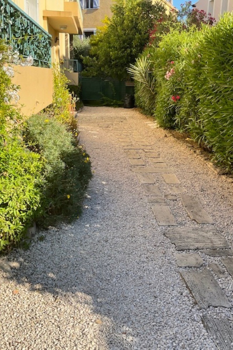 Cour de la résidence, Appartement T2, Le Clos de la Buge (Sanary sur Mer, Var)