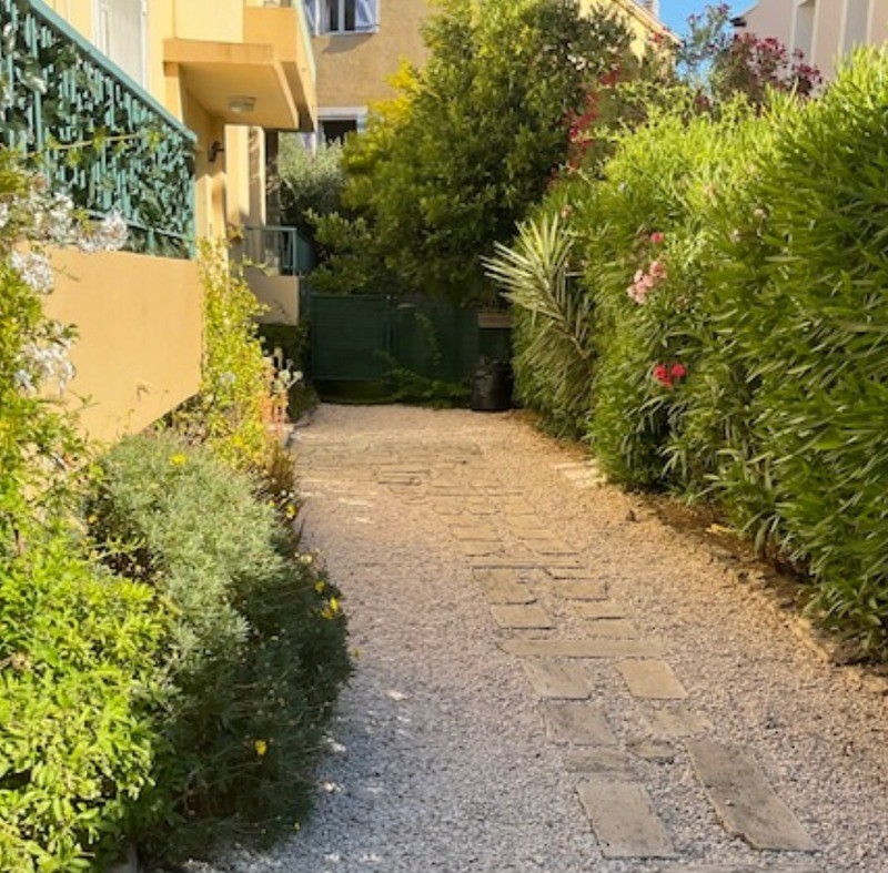 Cour de la résidence, Appartement T2, Le Clos de la Buge (Sanary sur Mer, Var)