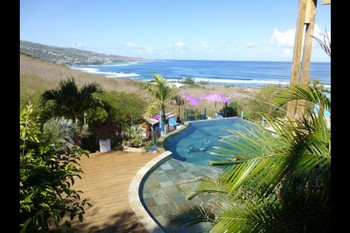 vue sur la baie de Saint-Leu et atterrissage des parapentes