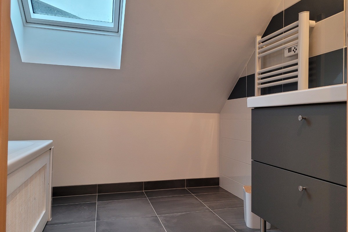 Le Saint, Location, Clévacances, Quemper-Guezennec, salle de bain de l'étage avec baignoire