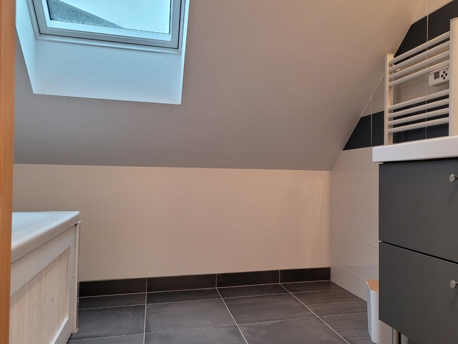 Le Saint, Location, Clévacances, Quemper-Guezennec, salle de bain de l'étage avec baignoire