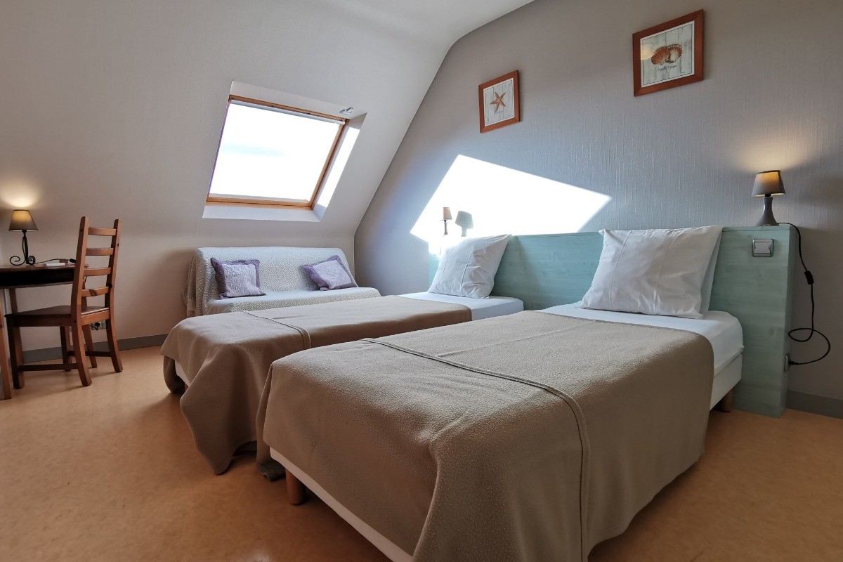 Etage: Chambre 3 avec 2 lits 90