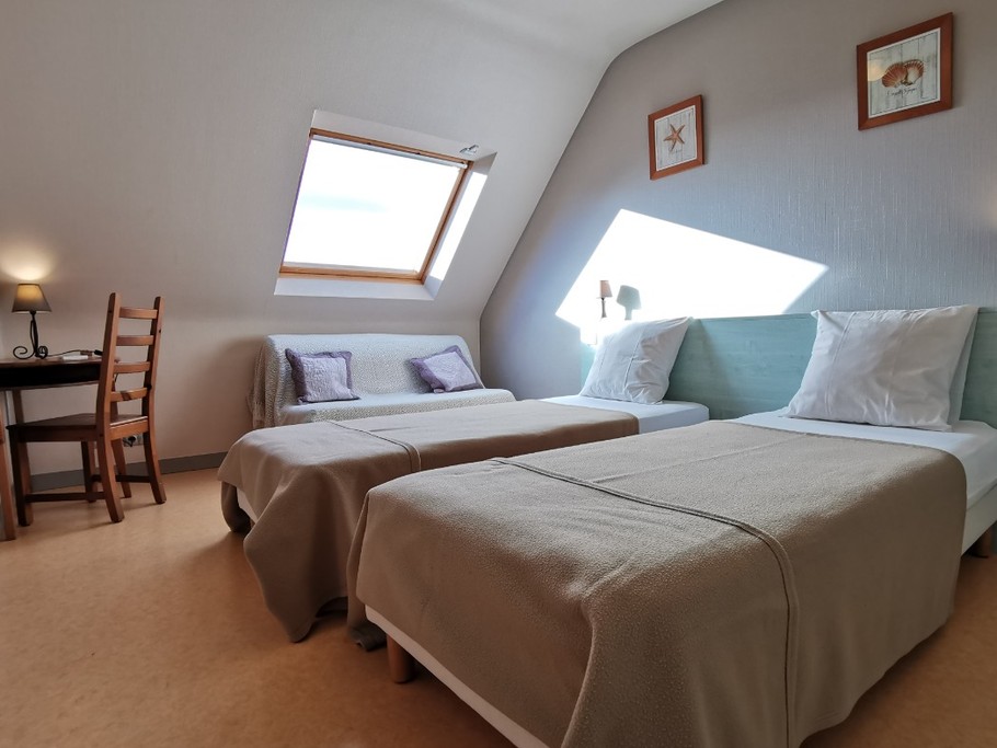 Etage: Chambre 3 avec 2 lits 90